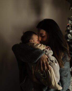 Amaia Aberasturi Instagram - Es tan bonito… @irune.aberasturi 🥰
Son sus primeras Navidades y yo exploto de amor! No hay mejor manera de empezar diciembre 🎄🧡