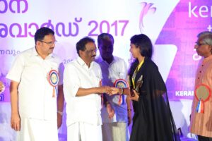Amala Gireesan Instagram - 💕BEST ACTRESS 💕 😍 KERALA STATE TELEVISION AWARDS 2017 😍Neermathalam(Asianet)

#stateawardwinner #keralastatetelevisionawards #keralastatetelevosionaward2017#bestactress #blessed #asianet #neermathalam #asianetserial
