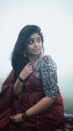 Amala Gireesan Instagram - അവളെ…….പ്രണയിനിയാക്കിയതാരെ…….☺️

Costume by @zephyrdesigns__by_reshma_raima 
📷 by @prabhuv_ ❤️

#alltimefavorite #manjuwarrier #bijumenon #divyaunni #sureshgopi #pranayavarnangal #favoritesong #saree love#mylove #naturelovers #prabhuppaalove #likeit #loveislove #lovealways
