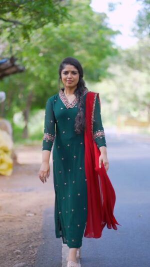 Amala Gireesan Instagram - 🎶🎶🎶🎶

📷 @prabhuv_ 

Costume by👗 @kalista_shaheera_noushad 

#favouritemovie #varanamayiram #surya #simran #gowthamvasudevmenon🎬 #tamilsongs #actor #alwayshappy #churidar#harisjayaraj_music