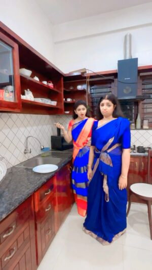 Amala Gireesan Instagram - This is how you teach your bestie to clean dishes 😂
#Comedy #TrendingReels
