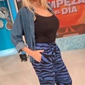 Amalia González Instagram - Buenas noches, que descansen y sueñen con los angelitos! 💫✨🌛

Hasta mañana a las 10 AM por @ciudad_magazine en @empezareldiaoki 

(Mi ropita linda es de @lolaindianconcept )