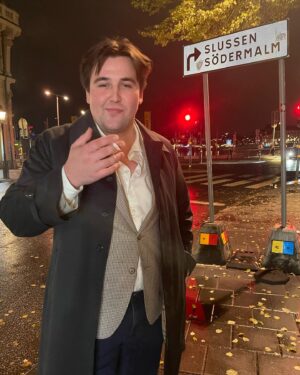 Amalia Holm Bjelke Instagram - Till havs, till storms! En ros utanför porten som blommar vidare fast det börjar bli väldigt kallt i Stockholm