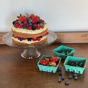 Amalia Yoo Instagram - Clementine lemon sponge cake, cream cheese frosting, berries from the farmers market, thyme flowers💪🏼😚★彡