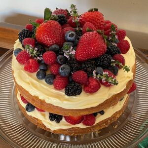 Amalia Yoo Instagram - Clementine lemon sponge cake, cream cheese frosting, berries from the farmers market, thyme flowers💪🏼😚★彡