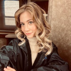 Amanda Leighton Instagram - Back in the saddle again! 🤠🎬