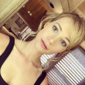 Amanda Leighton Instagram - Working on set! Green eye contacts for the win lol! 😉 #thisisus
