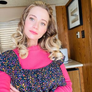 Amanda Leighton Instagram - Today’s color on set is called sassy flamingo 🦩🤓