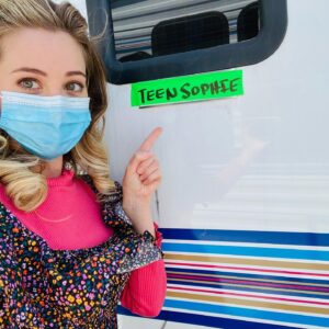 Amanda Leighton Instagram - Today’s color on set is called sassy flamingo 🦩🤓