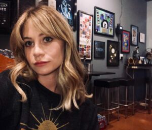 Amanda Leighton Instagram - Makin cartoons 💥🎧