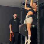 Amanda Campana Instagram - @teo.svgcoach ha detto che ho il sistema nervoso stupido. Comunque ecco le mie prime Chin up zavorrate 🫶🏼 💪🏻 Da @wave.wellness.studio non si molla un 🥖 🌊