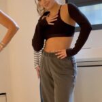 Amanda Campana Instagram - Ipanema mi ha invitata ad un workshop di movimento libero. Ho fatto tutto quello che mi viene meglio: andare fuori tempo, fare la sexy in tuta e mangiare; ma soprattutto mi sono trovata in una stanza piena di donne e mi sono sentita libera di esprimermi e conoscermi in ogni movimento, lasciando il giudizio fuori dalla porta @ipanema_italy #ipanema #adv