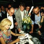 Amanda Lear Instagram - Signing for my fans..#autograph #fanclub #