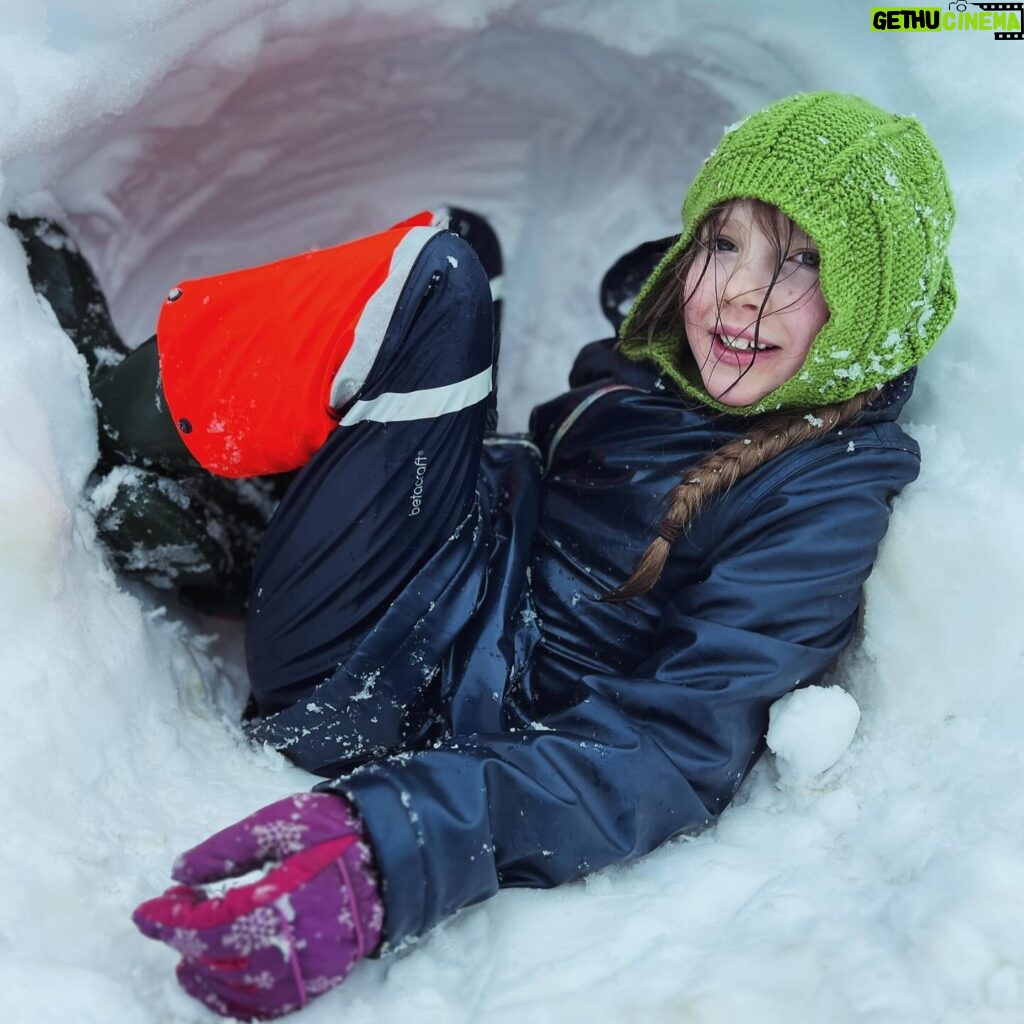 Amanda Owen Instagram - Dig those drifts. ❄️ #snow #yorkshire #winter #drift #children #play