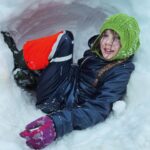 Amanda Owen Instagram – Dig those drifts. ❄️ 
#snow #yorkshire #winter #drift #children #play