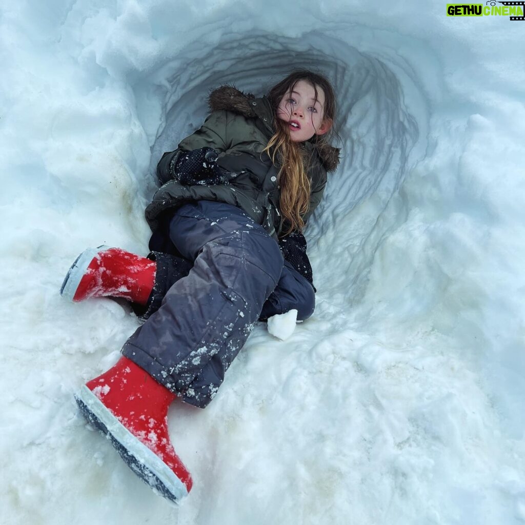 Amanda Owen Instagram - Dig those drifts. ❄️ #snow #yorkshire #winter #drift #children #play