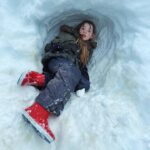 Amanda Owen Instagram – Dig those drifts. ❄️ 
#snow #yorkshire #winter #drift #children #play
