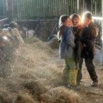 Amanda Owen Instagram – The fodder gang. 👭👬🐮🐮🐮🐮🐮

Foddergang ~
The passage linking byre to hay mew along which the hay was carried & the cows then foddered. 
Old Norse ‘fóthr’ feed & ‘gangr’ to go.

#yorkshire #swaledale #fodder #hay #cows