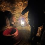 Amanda Owen Instagram – Fair weather ☀️ or foul ❄️ , day 🌞 or night 🌙 there’s tasks to do. 🐴 🐴 
#yorkshire #weather #snow #lantern #day #night #farm #blizzard #horses #animals