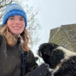 Amanda Owen Instagram – Winter woollies. 🐑🐑🐑🧣👬👭❄️ 🐶 
#snow #winter #icy #woolly #yorkshire #sheep #farm