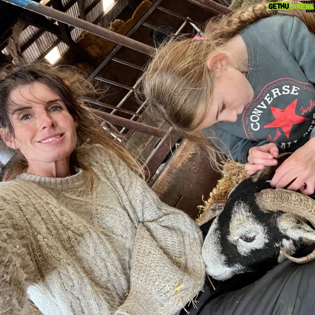 Amanda Owen Instagram - There’s plenty to do whatever the weather ☀️ 🌧️ & there’s never a shortage of willing helpers.👫👭👫👭 All equipped with enthusiasm & smiles. 😊 #yorkshire #shepherdess #outdoors #farm #children #sheep #saletime #autumn