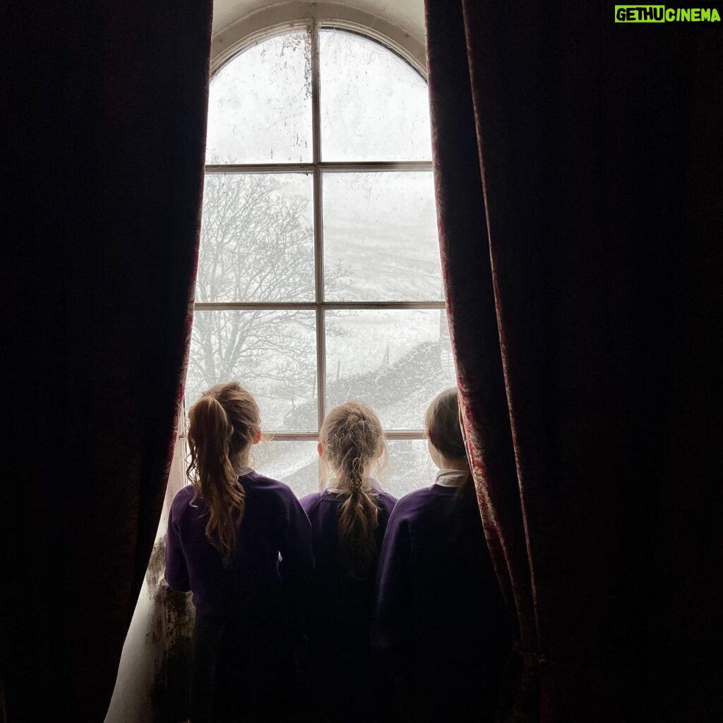 Amanda Owen Instagram - Through the arched window 🪟 we have….the possibility of no school bus ( they hope.) 🚌 ❄️ ❄️ ❄️ #yorkshire #snowing #wintery