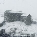 Amanda Owen Instagram – Through the arched window 🪟 we have….the possibility of no school bus ( they hope.) 🚌 ❄️ ❄️ ❄️ 
#yorkshire #snowing #wintery