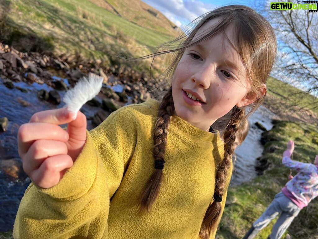 Amanda Owen Instagram - Budding naturalists, botanists, ecologists, ornithologists, hydrologists, geologists. And farmers. 👩‍🌾 🌱🌳☘️🪹🪺🦔🌾🌸🌼🦅🐦🐝🕷️🐞 #yorkshire #countryside #outdoors #nature #farm #learning