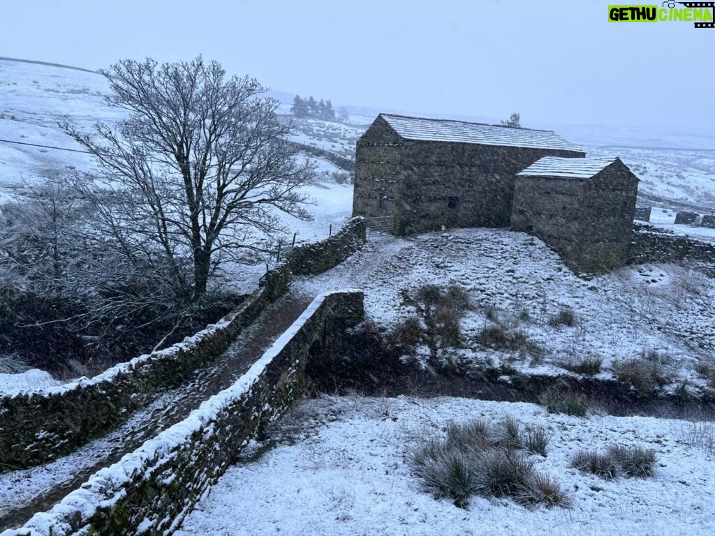 Amanda Owen Instagram - All the seasons in a day. ❄️ ☀️ ❄️☀️ #yorkshire #weather #winter #spring #shepherdess #farm