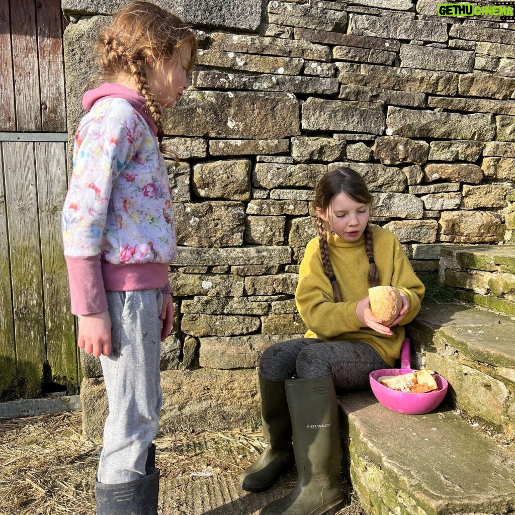 Amanda Owen Instagram - Crumbs !🍞 It is lovely that the clocks ⏰ have changed and now lighter later. ☀️ It’s great to be outside after school. #yorkshire #shepherdess #outside #chickens