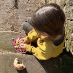 Amanda Owen Instagram – Crumbs !🍞 It is lovely that the clocks ⏰ have changed and now lighter later. ☀️ 
It’s great to be outside after school.
#yorkshire #shepherdess #outside #chickens