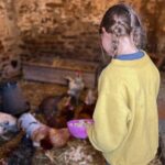 Amanda Owen Instagram – Crumbs !🍞 It is lovely that the clocks ⏰ have changed and now lighter later. ☀️ 
It’s great to be outside after school.
#yorkshire #shepherdess #outside #chickens
