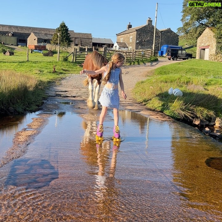 Amanda Owen Instagram - Neigh time to waste.🐴 Need to get our skates on. 🛼 #carpediem #horse #clydesdale #skates