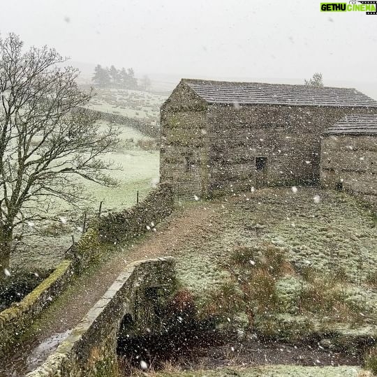 Amanda Owen Instagram - All the seasons in a day. ❄️ ☀️ ❄️☀️ #yorkshire #weather #winter #spring #shepherdess #farm
