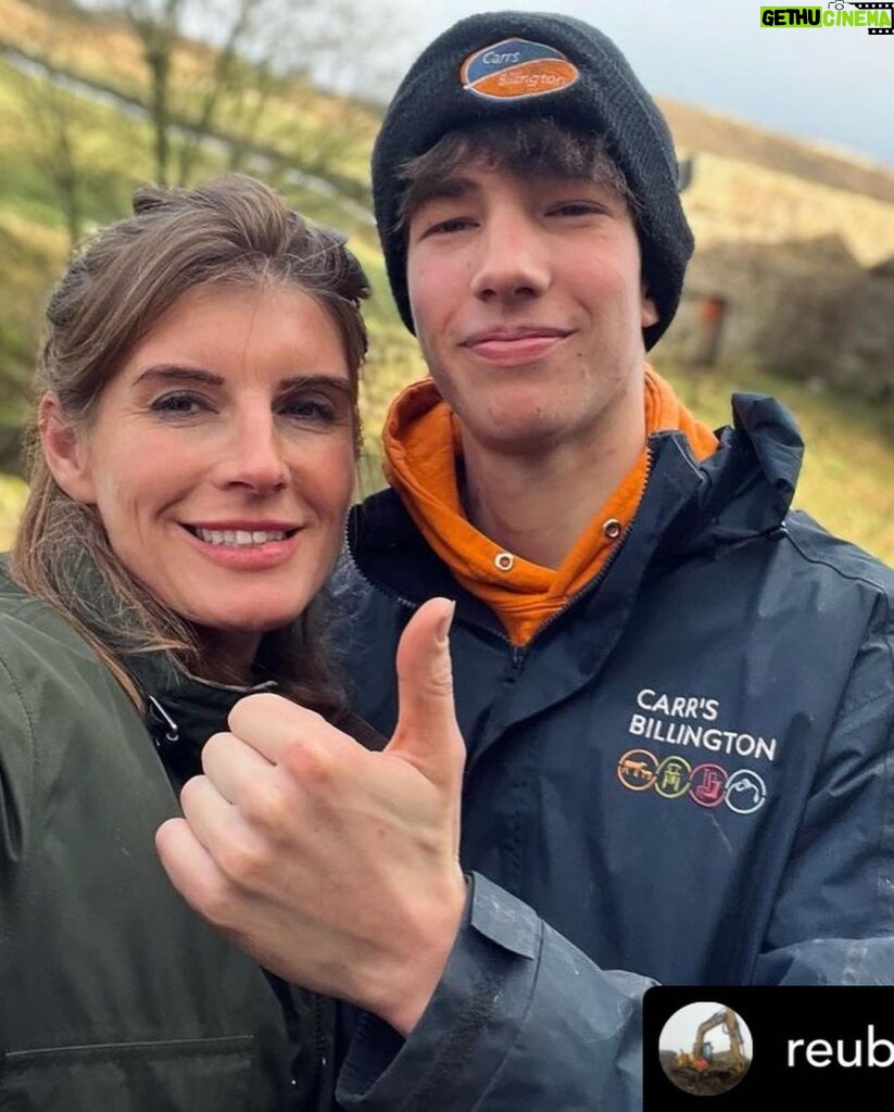 Amanda Owen Instagram - Thank you @reubenowen74 & @ravanelly_123 & the whole team for the Happy Mother’s Day Proud of you all. 😘 #happymothersday #happymothersday❤️
