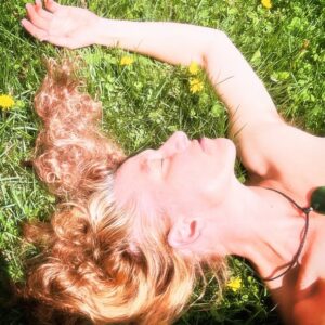 Amanda Palmer Instagram - Happy Birthday me. This is what 48 looks like with the dandelions in my backyard. 

I wrote a long, long, long post for my patrons this morning. 

I also wrote a goddamn best-selling book about asking so I am not afraid to do it: for my birthday, if you want to give me a gift, please honor me, my work, my life, and my ability to survive by becoming one of my patrons. I’m at 18,000 and I’d love to get to 20,000 by the end of the day. Join for a dollar. Or even just hop on for free and see how you like getting the (frequent) posts for all followers. 

I just posted my monthly “State of All Things” post, birthday edition, to my paying patrons, and the link is here and in stories. 

https://www.patreon.com/posts/102823290?utm_campaign=postshare_creator

I love you all so much. 

From the bottom of my art heart, thank you for being on this ride with me. 

♥️🎡🎉🫠😱💜🤷‍♀️♥️
