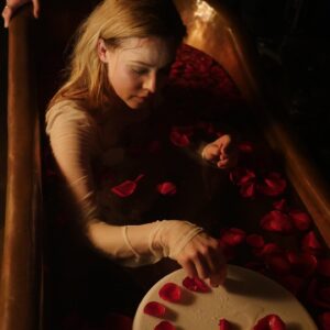 Amanda Schull Instagram - #TBT to exactly 3 years ago today. Lounging in a tub on #12monkeys. It wasn’t exactly a spa day for Cassie if anyone remembers what happened next... 📸: @grossman5779
