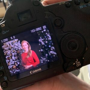 Amanda Schull Instagram - Introducing Lucy Giannola! 
Likes: caffeine, cookies and all things Christmas🎄 
Dislikes: Grinches

Project Christmas Wish is airing December 20th on @hallmarkchannel 
#hallmarkchristmasmovies 
#nofilter 
#justchristmasmagic
•
•
📸: Steve Ackerman