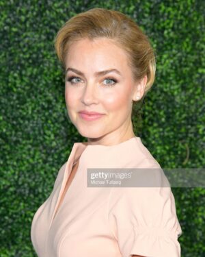 Amanda Schull Instagram - Thank you @hallmarkchannel, for the most lovely evening celebrating #unthinkablygoodthings and #hallmarkmahogany 
It was the perfect excuse to wear heels again (I swear I’m in them)!
👗: @blackhalo 
💄& 💇‍♀️: @crystallize 
👠: @manoloblahnik (thx, Katrina Bennett)
And thank you, @gettyimages for capturing this first night out on the town in YEARS!