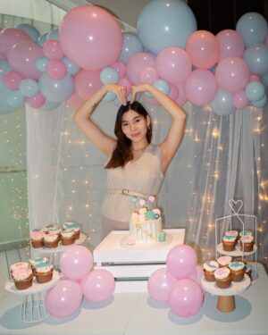 Amander Liew Instagram - Snippets from the little gender reveal party we had not long ago;
Did you guys manage to guess the gender of our baby correctly? 🩷🩵
.
.
.
#genderreveal #pregnancylife #pregnancyjourney 
Special thanks to our friends and family for coming to celebrate with us ❤️
Cake & Decor: @bobthebakerboy 
Food: @mannapotcatering 
Gender reveal box: @partyshop.sg