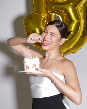 Amander Liew Instagram - 30& somehow I still feel like a child;
Happy birthday to me.
.
.
Shot by @anaxalbums 
Hair & Make up by @benjioo 
Dress from @style_lease @solacelondon 
Jewellery from @thestarry.co 
Balloons from @partyshop.sg