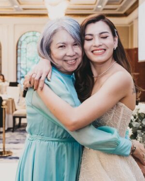 Amander Liew Instagram - Happy birthday to the grandmother of my child ❤️
I’ll always love you, mom 🥹
.
Swipe to the last frame for a treat 🧁
