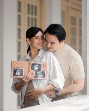 Amander Liew Instagram - First post of 2024 and we’re happy to announce that we are expecting our first child to be arriving in June this year 🥹❤️
⠀
It’s been a rollercoaster of a journey and we’re glad that things are finally stable enough to share with everyone.
Check out the latest video on my channel for updates on how the First Trimester has been for us ✨
⠀
📷: @anaxalbums 
⠀
Will baby be a boy or a girl?
.
.
.
.
#pregnancy #motherhood #pregnancyannouncement #pregnancysg #pregnancylife #pregnancyfashion