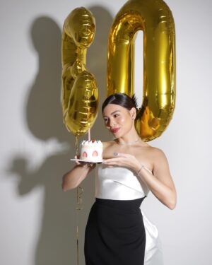 Amander Liew Instagram - 30& somehow I still feel like a child;
Happy birthday to me.
.
.
Shot by @anaxalbums 
Hair & Make up by @benjioo 
Dress from @style_lease @solacelondon 
Jewellery from @thestarry.co 
Balloons from @partyshop.sg