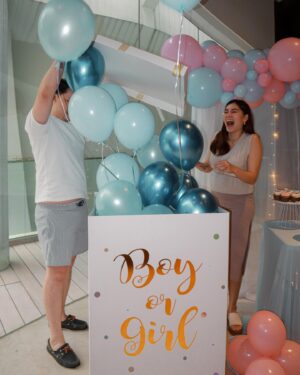 Amander Liew Instagram - Snippets from the little gender reveal party we had not long ago;
Did you guys manage to guess the gender of our baby correctly? 🩷🩵
.
.
.
#genderreveal #pregnancylife #pregnancyjourney 
Special thanks to our friends and family for coming to celebrate with us ❤️
Cake & Decor: @bobthebakerboy 
Food: @mannapotcatering 
Gender reveal box: @partyshop.sg