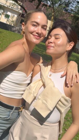 Amander Liew Instagram - My skin transformation wasn’t that drama- Holy crap. 🤯😱
…
And of course ending off with a glowy skin moment with @briebenfell ❤️✨
.
.
.
#skintreatment #skincare #skintransformation #sgbeauty #sgskincare
