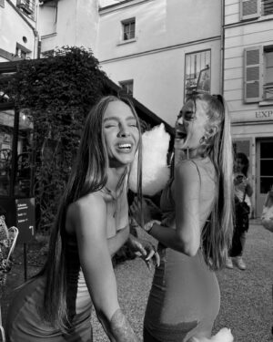 Amandine Valles Instagram - Ne nous laissez pas ensemble trop longtemps 

@socialcut.agency 🥂
@emilbtnc 📸