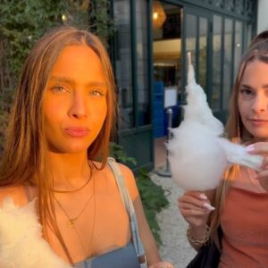 Amandine Valles Instagram - Ne nous laissez pas ensemble trop longtemps 

@socialcut.agency 🥂
@emilbtnc 📸