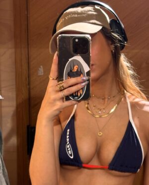 Amandine Valles Instagram - i get your attention ?