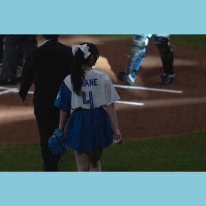 Amane Shindo Instagram - 5月10日 北海道日本ハムファイターズさんの始球式でファンの皆さんが撮ってくださったお写真です✨️
とっても素敵なお写真や動画がいっぱい…送って下さってありがとうございます！！嬉しいです😭✨️️🩵

夢の始球式…本当に楽しかったなぁ💭
家族親戚に沢山喜んでもらえて本当に嬉しかったの𐔌՞⁔т · т⁔՞𐦯

実は、この日の試合でプロ野球沼にハマって毎試合チェックしております笑
こんなにドキドキがいっぱいで感動が詰まってるなんて…日ハムさん応援していますｯｯｯｯｯ‼️‼️✨️

試合も見たい！エスコンのご飯気になる！！食べたい！！！今とてもエスコンに行きたいですꉂꉂ(ˊᗜˋ*)

  #北海道日本ハムファイターズ  #進藤あまね  #ねすぐらむ